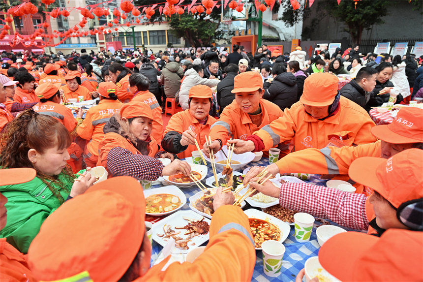 “城市美容師”開心團(tuán)年。郭旭攝