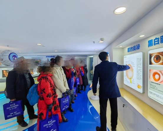 市民參觀眼健康科普基地。重慶愛爾眼科醫(yī)院總院供圖
