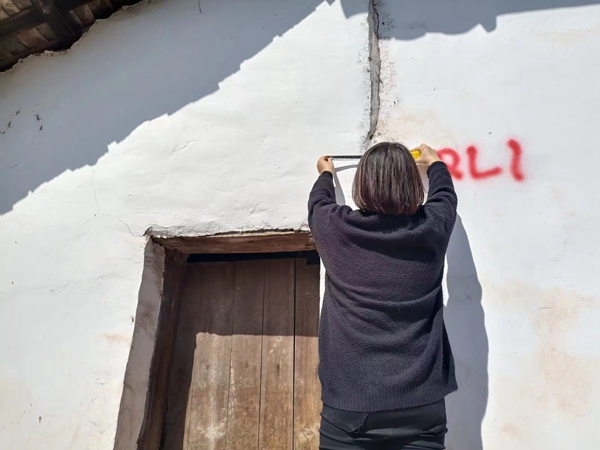 《守護者》（組圖）二。10月15日，駐守地質(zhì)工程師李治偉、群測群防員王安然對兌窩子坪滑坡后新增監(jiān)測點進行測量，觀察，記錄。劉勇攝