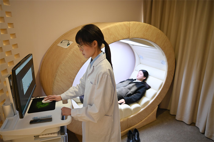 醫(yī)生正在為病人進行光照治療。