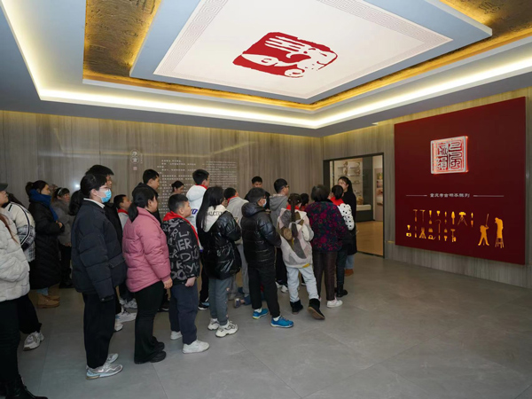 同學(xué)們參觀考古標(biāo)本陳列館。重慶華美整形外科醫(yī)院供圖