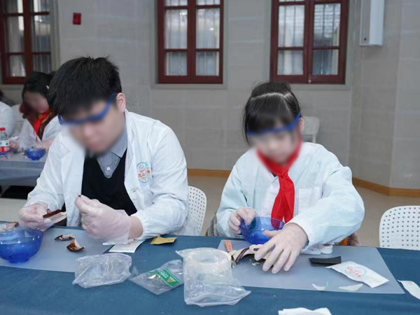 同學(xué)們體驗“文物修復(fù)”。重慶華美整形外科醫(yī)院供圖