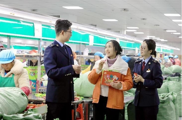 近日，秀山縣稅務(wù)人員走進(jìn)振雄塑膠制品有限公司的生產(chǎn)車間，了解生產(chǎn)情況，宣傳輔導(dǎo)出口退稅等相關(guān)稅收政策。賴亭穎攝