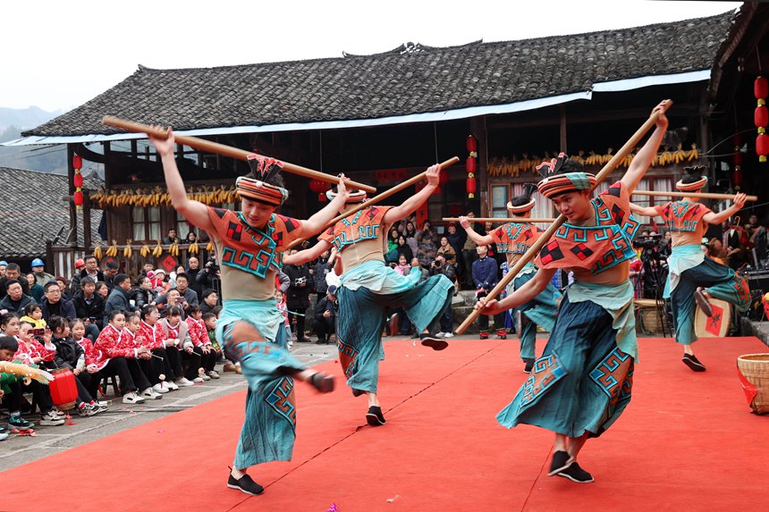 黔江區(qū)小南海鎮(zhèn)橋梁村古楓寨舉辦村晚。楊敏攝