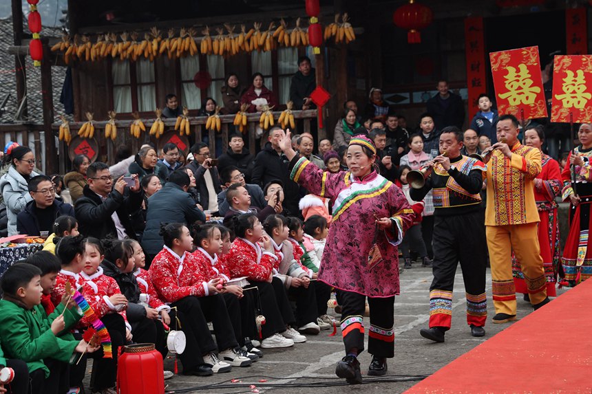 黔江區(qū)小南海鎮(zhèn)橋梁村古楓寨舉辦村晚。楊敏攝