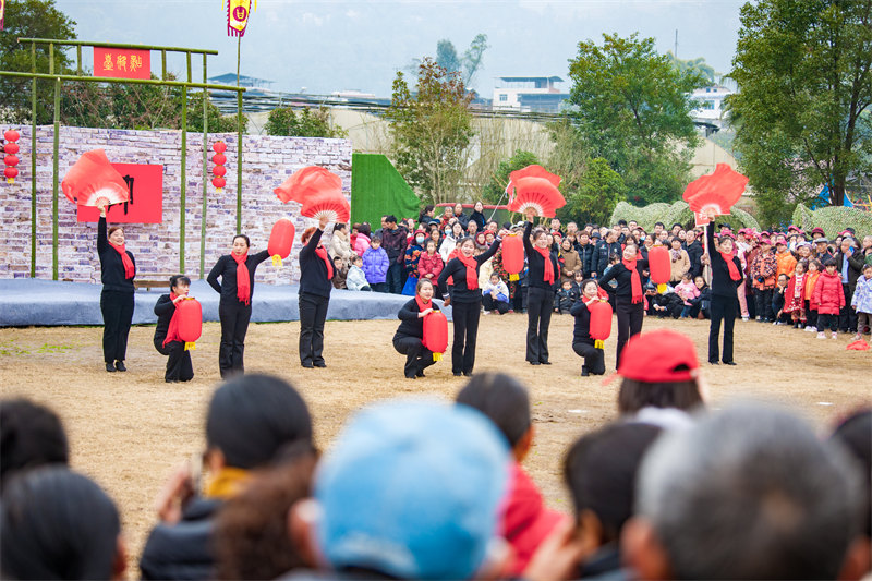 文藝演出帶來了濃濃的“年味”。侯本艷攝