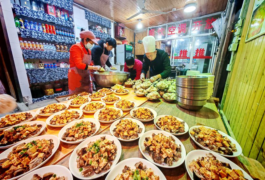 商家正在準(zhǔn)備菜品。蘇展攝