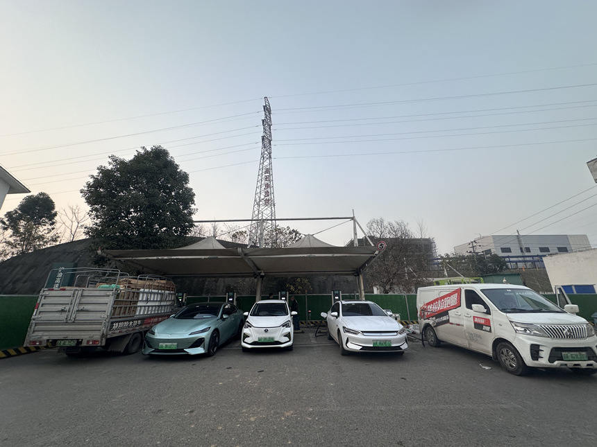 工作日，晏家服務(wù)區(qū)充電車位停滿車充電，還有車輛在排隊(duì)等待。 許琳珮攝