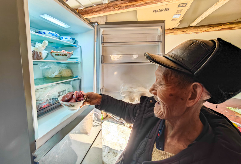 新居院壩里，村干部和村民程地同拉家常。人民網(wǎng) 陳琦攝