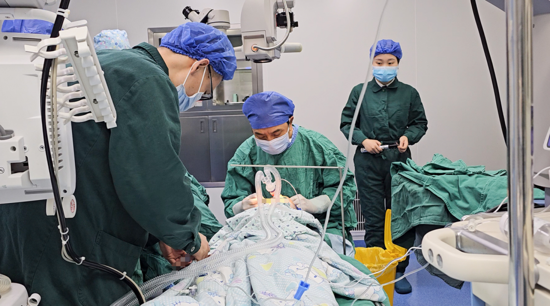 手術(shù)現(xiàn)場。重慶愛爾兒童眼科醫(yī)院供圖