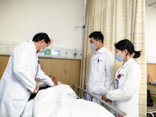 于學(xué)軍(左一)查房中。重慶西區(qū)醫(yī)院供圖
