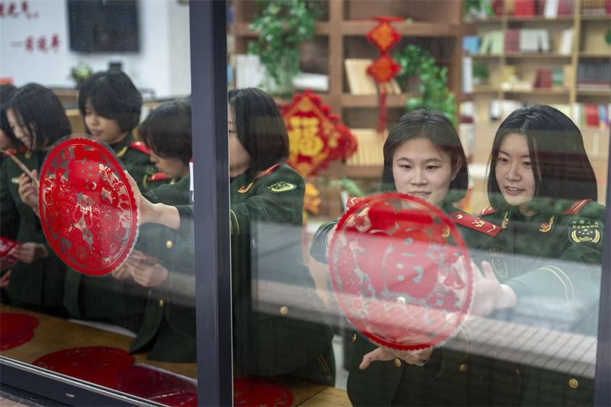 龍年新春之際，官兵們扮靚軍營，讓軍營里的年味越來越濃。王肸攝