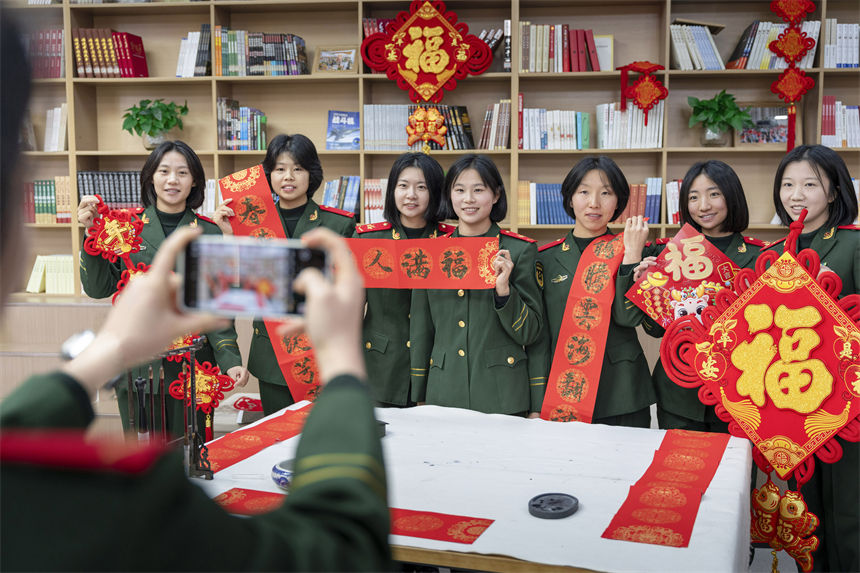 官兵們拍照留念，記錄美好瞬間。王肸攝