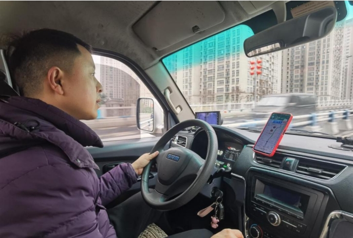 劉為為在運輸貨物。楊冰清攝