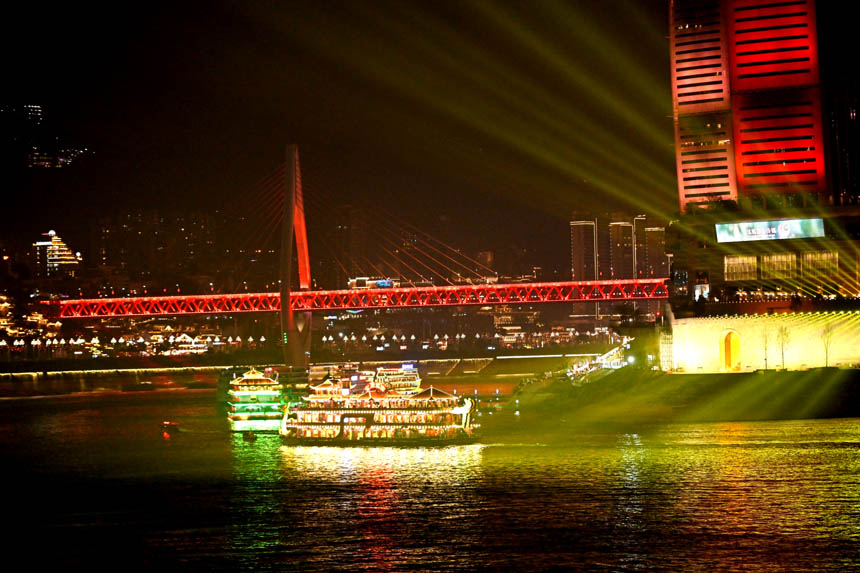 2月9日除夕夜，南岸區(qū)南濱路，燈光秀與重慶夜景交相輝映。郭旭攝