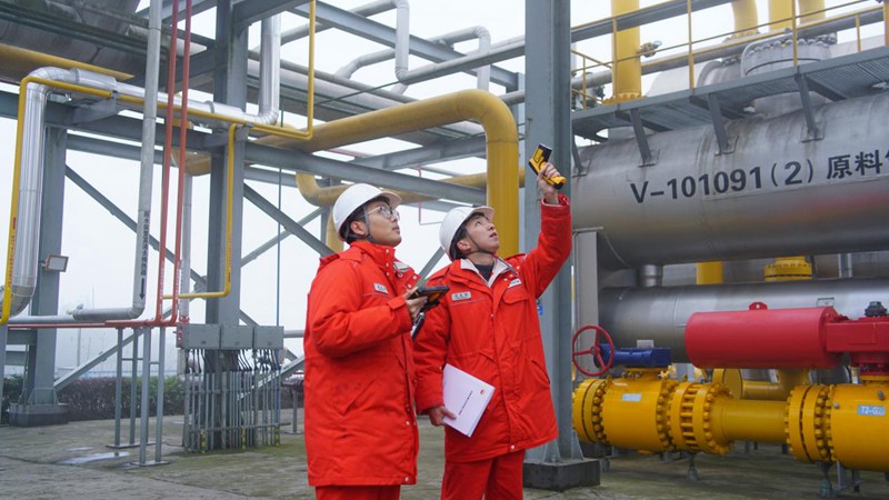 蔣春?。ㄓ遥┦褂眉t外線(xiàn)測(cè)溫槍測(cè)試管道溫度。龐源山攝