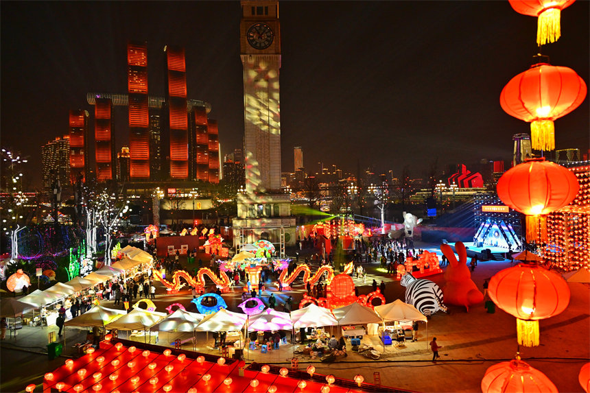 各式各樣的花燈展和燈光秀色彩斑斕、絢麗奪目。郭旭攝