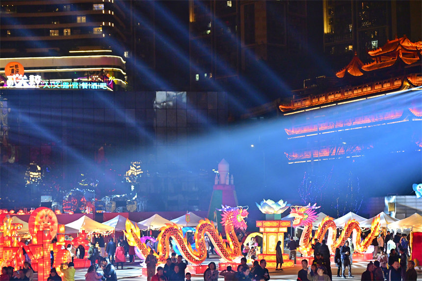 各式各樣的花燈展，吸引眾多游客前來賞燈、打卡拍照，共慶新春佳節(jié)。郭旭攝