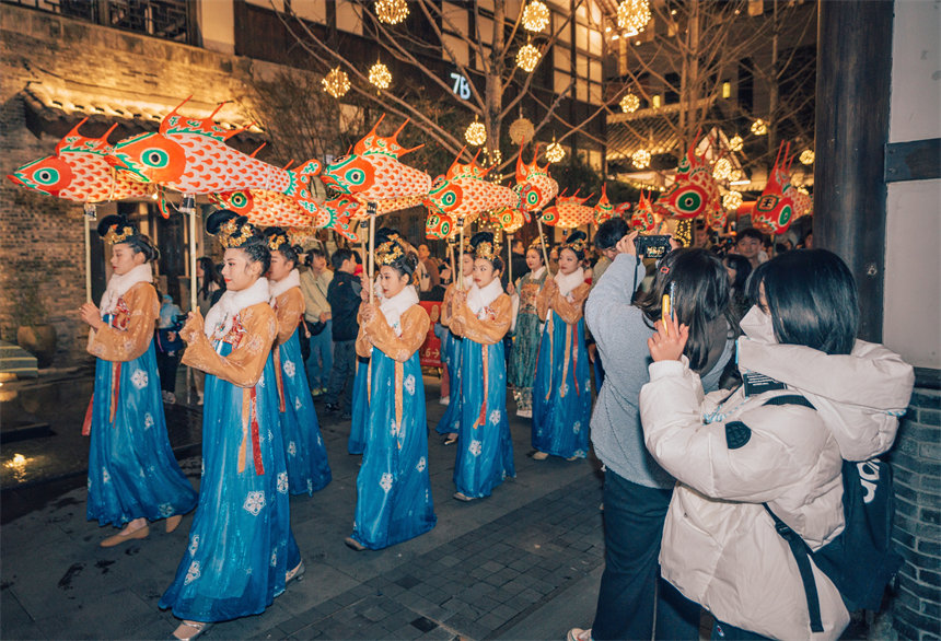 各式各樣的花燈展，吸引眾多游客前來(lái)賞燈、打卡拍照，共慶新春佳節(jié)。郭旭攝