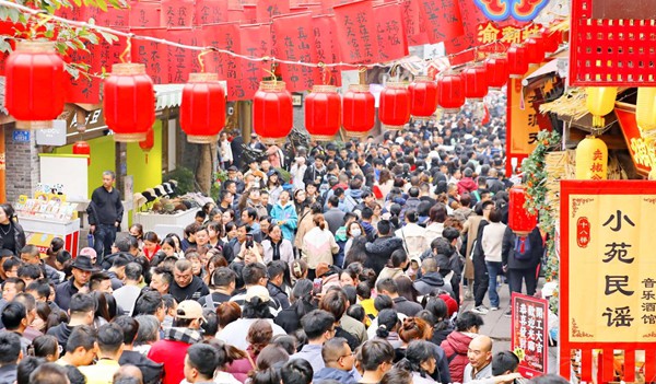 春節(jié)假期的十八梯。十八梯供圖