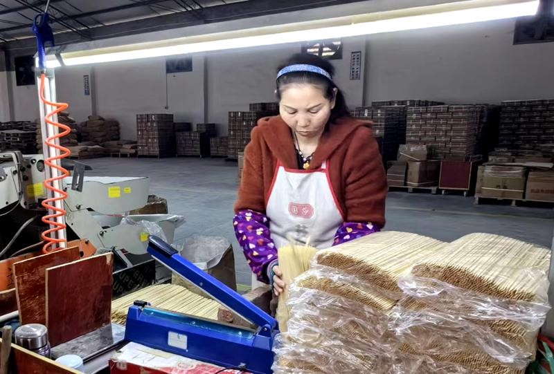 工人進(jìn)行竹簽包裝。黃亞輝攝
