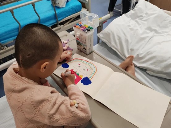 小女孩恢復(fù)良好。重慶西區(qū)醫(yī)院供圖