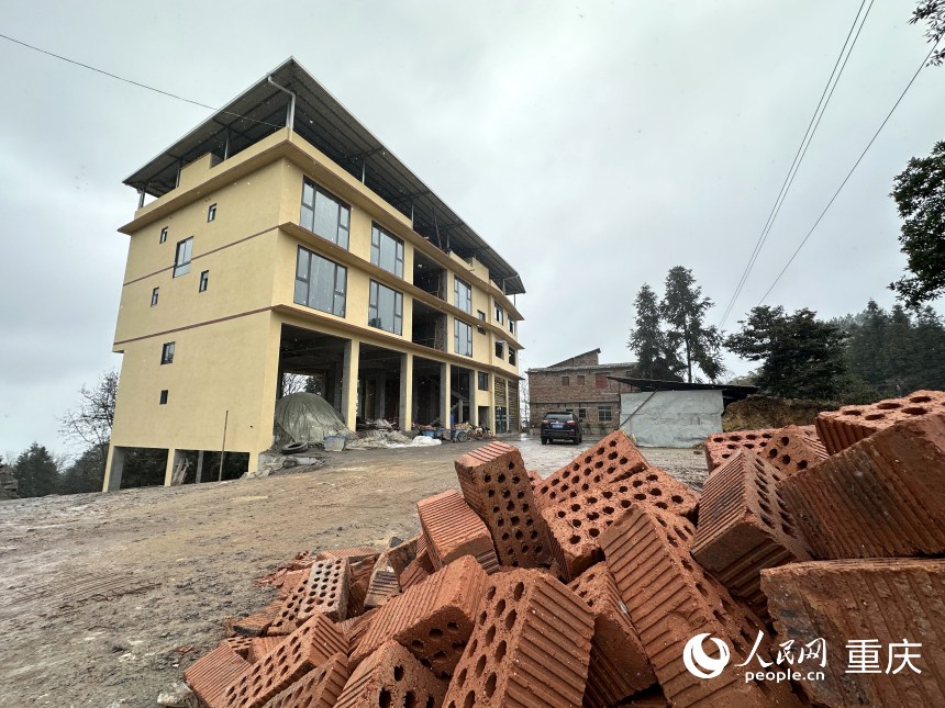 穆仁萬兩兄弟正在建設(shè)的新房。人民網(wǎng)記者 劉政寧攝