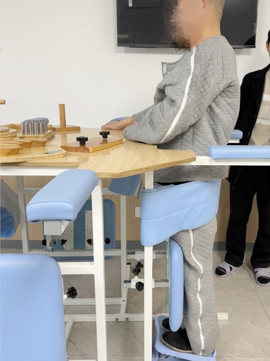 借助助力器站立行走。重慶西區(qū)醫(yī)院供圖