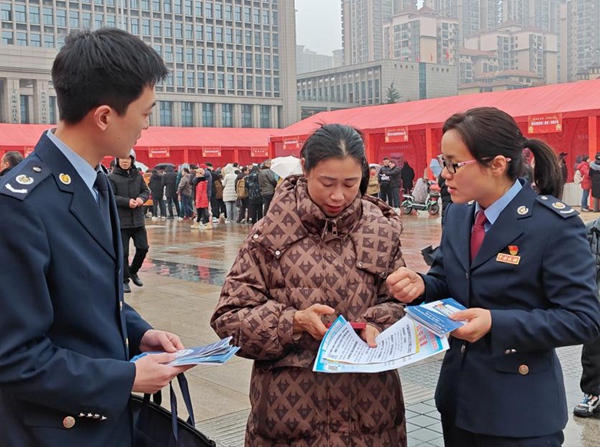 榮昌稅務(wù)人員走進(jìn)招聘會(huì)現(xiàn)場(chǎng)，開(kāi)展稅費(fèi)政策宣傳。左羅攝