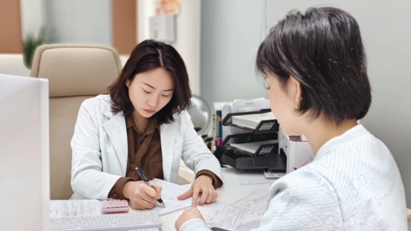 余航美為求美者面診。重慶諾美欣悅（媛頌）醫(yī)療美容供圖