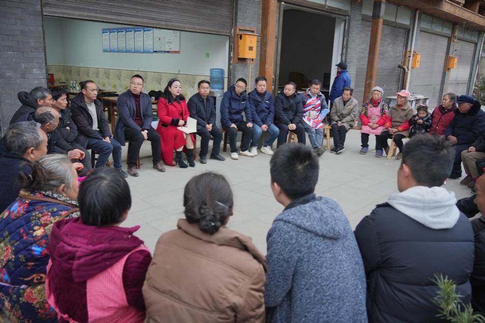 嚴(yán)琦收集橋頭鎮(zhèn)當(dāng)?shù)鼐用癜l(fā)展建議。受訪者供圖