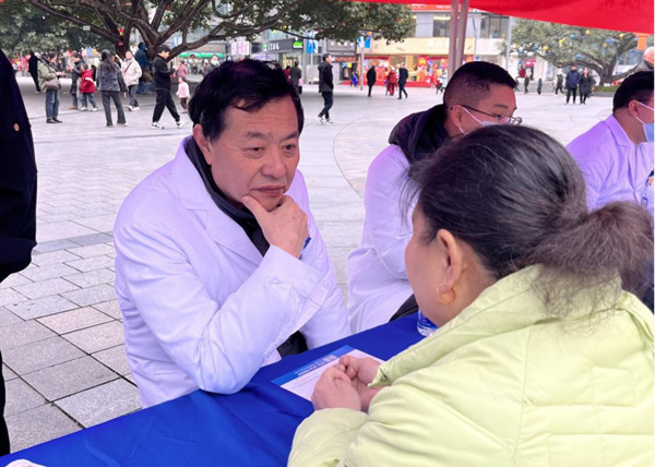 于學軍義診現(xiàn)場。重慶西區(qū)醫(yī)院供圖