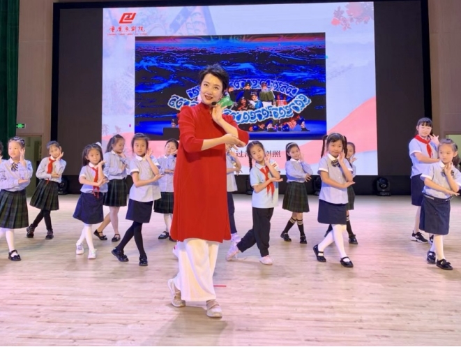 周利引導(dǎo)孩子們感受京劇的魅力。受訪者供圖