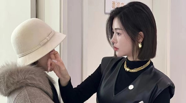 張蕾為求美者面診。重慶諾美欣悅(媛頌)醫(yī)療美容供圖