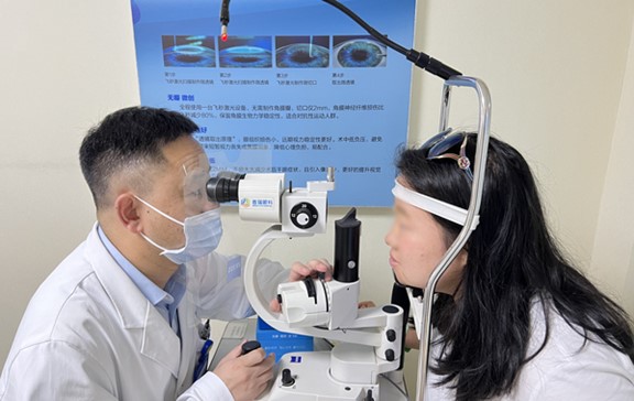 葉進為患者檢查眼部情況。重慶普瑞眼科醫(yī)院供圖