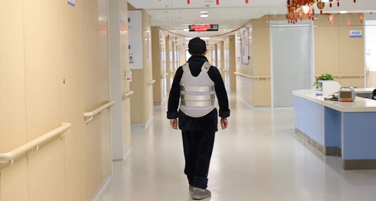 術(shù)后的吳爺爺在病區(qū)散步。重慶西區(qū)醫(yī)院供圖