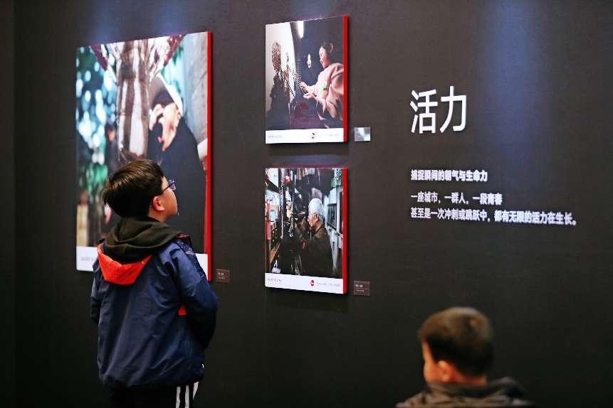 小朋友們正在欣賞攝影作品。小米供圖