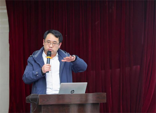 古劍做工作匯報。重慶市九龍坡區(qū)第二人民醫(yī)院供圖