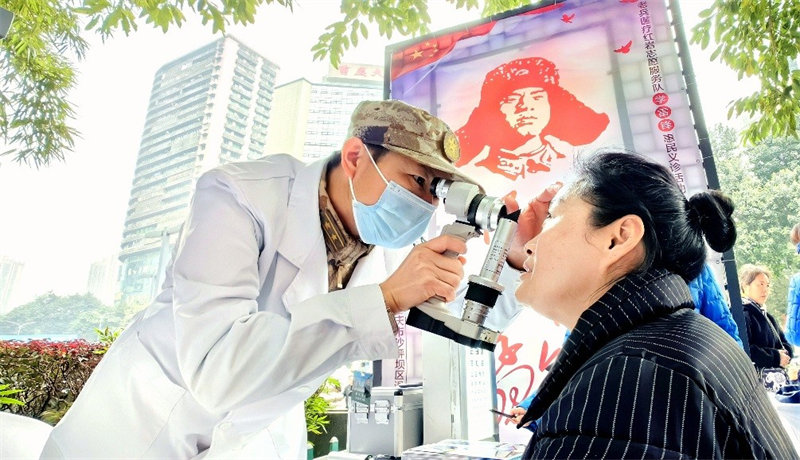 新橋醫(yī)院在沙坪壩區(qū)三峽廣場開展學雷鋒義診活動。受訪者供圖