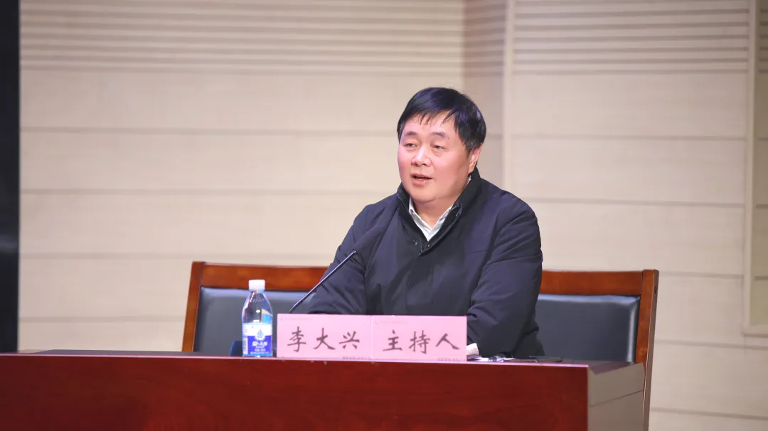 李大興主持會(huì)議現(xiàn)場。重慶西區(qū)醫(yī)院供圖