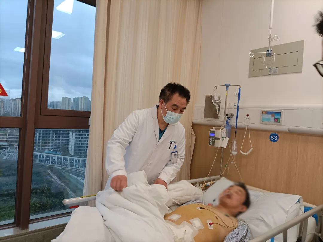 程應(yīng)東查房。重慶西區(qū)醫(yī)院供圖
