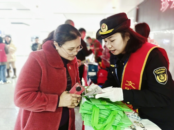 普法志愿者為乘客答疑解惑。沙坪壩區(qū)交通局供圖