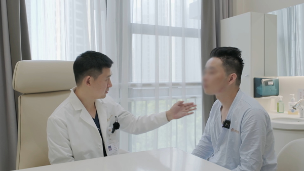 劉正茂為患者面診。重慶星榮整形外科醫(yī)院