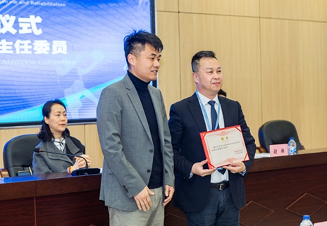 為劉筑頒發(fā)聘書。重慶道格骨科醫(yī)院供圖