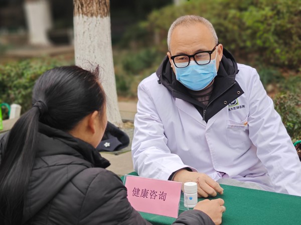 咨詢現(xiàn)場。重慶東大肛腸醫(yī)院供圖