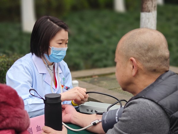 咨詢現(xiàn)場。重慶東大肛腸醫(yī)院供圖