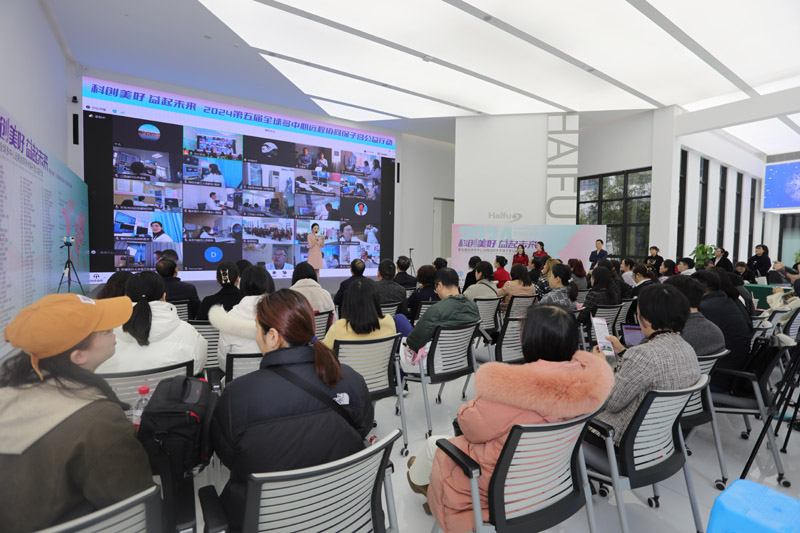 活動(dòng)現(xiàn)場遠(yuǎn)程手術(shù)指導(dǎo)。受訪者供圖