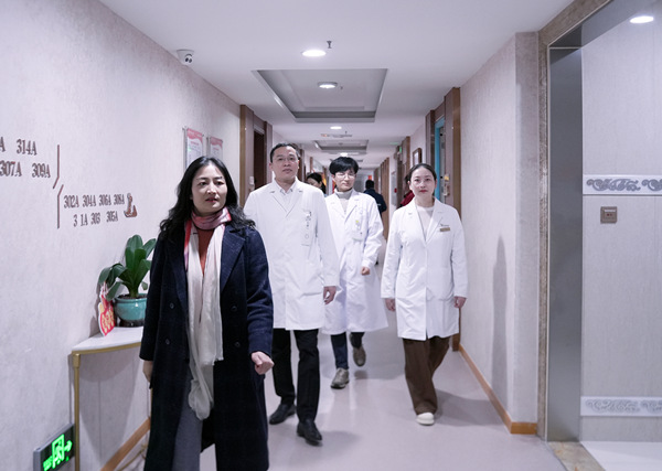 藝星團(tuán)隊參觀科室。重慶藝星醫(yī)療美容醫(yī)院供圖