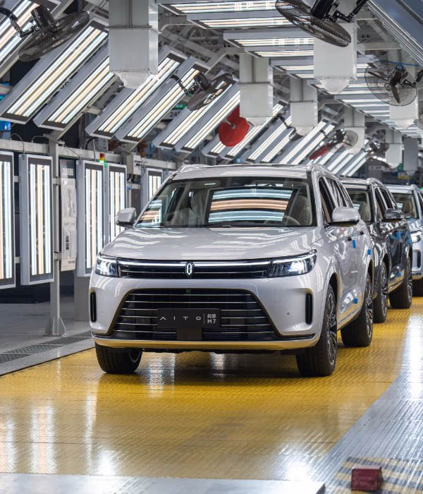 賽力斯汽車智慧工廠總裝車間。 賽力斯汽車供圖