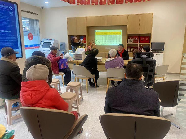 為社區(qū)老年客戶普及金融知識(shí)。民生銀行重慶分行供圖
